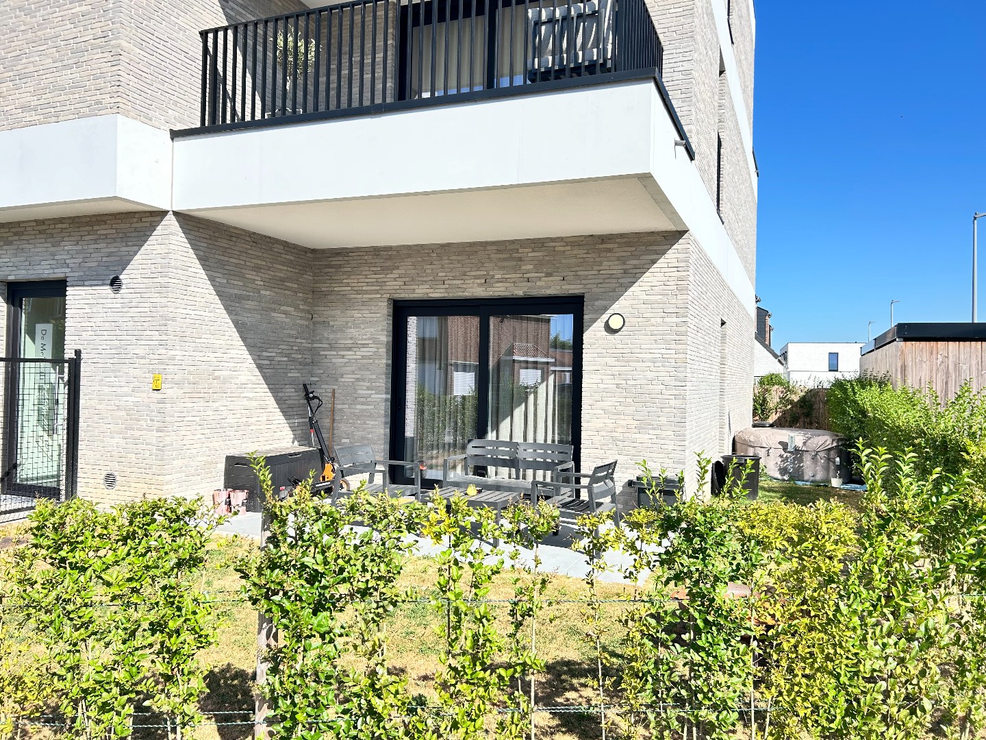 Gelijkvloers appartement met terras, tuintje en autostaanplaats 