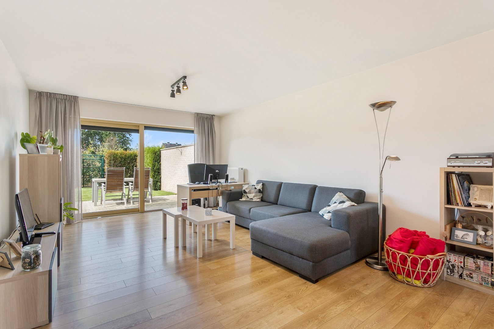 Modern, gelijkvloers appartement met 2 slpk, ondergrondse parking en tuin. 