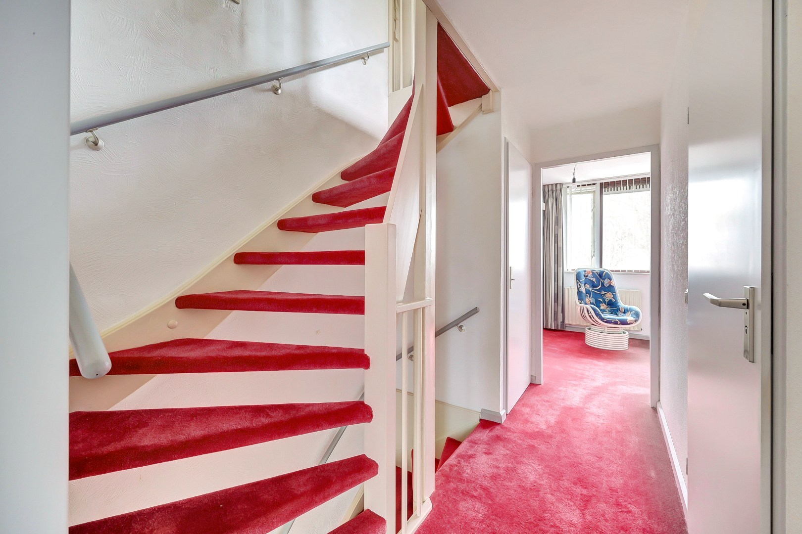 Ruime en lichte 2-onder-1-kap woning met parkeerplaats, garage, 3 slaapkamers, en zonnige tuin op het zuidwesten direct aan het water 