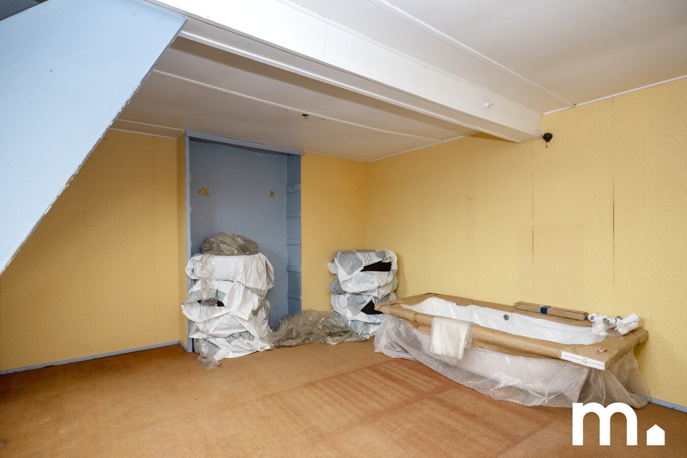 Te renoveren woning in Kortrijk met ruime zolder, zonnige tuin en dubbele garage ! 