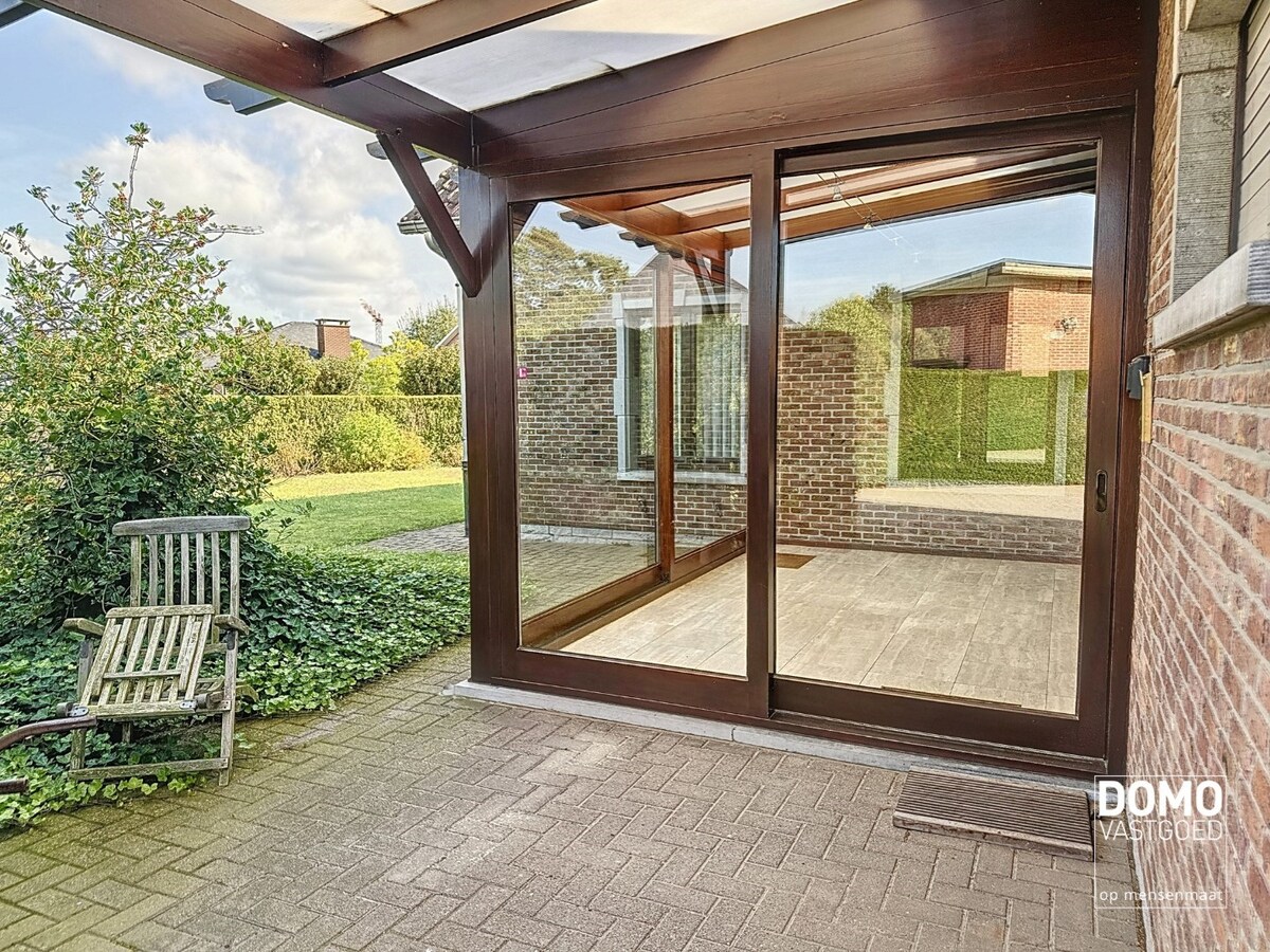 Ruime open bebouwing woning met afgesloten tuin te Kermt. 