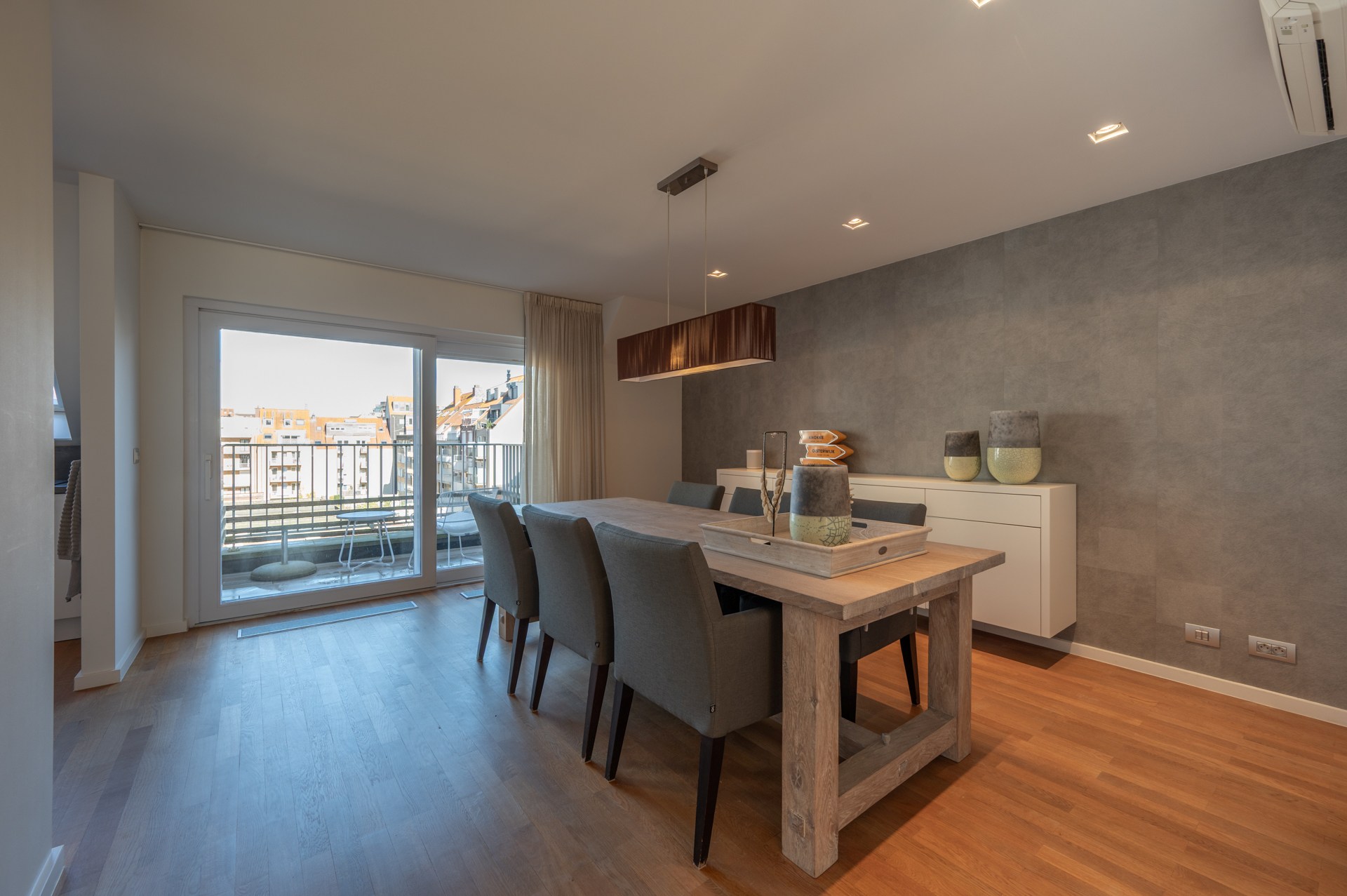 Ruim duplexappartement  in een recent gebouwde residentie in het levendige centrum van Knokke, op korte wandelafstand van het strand. 