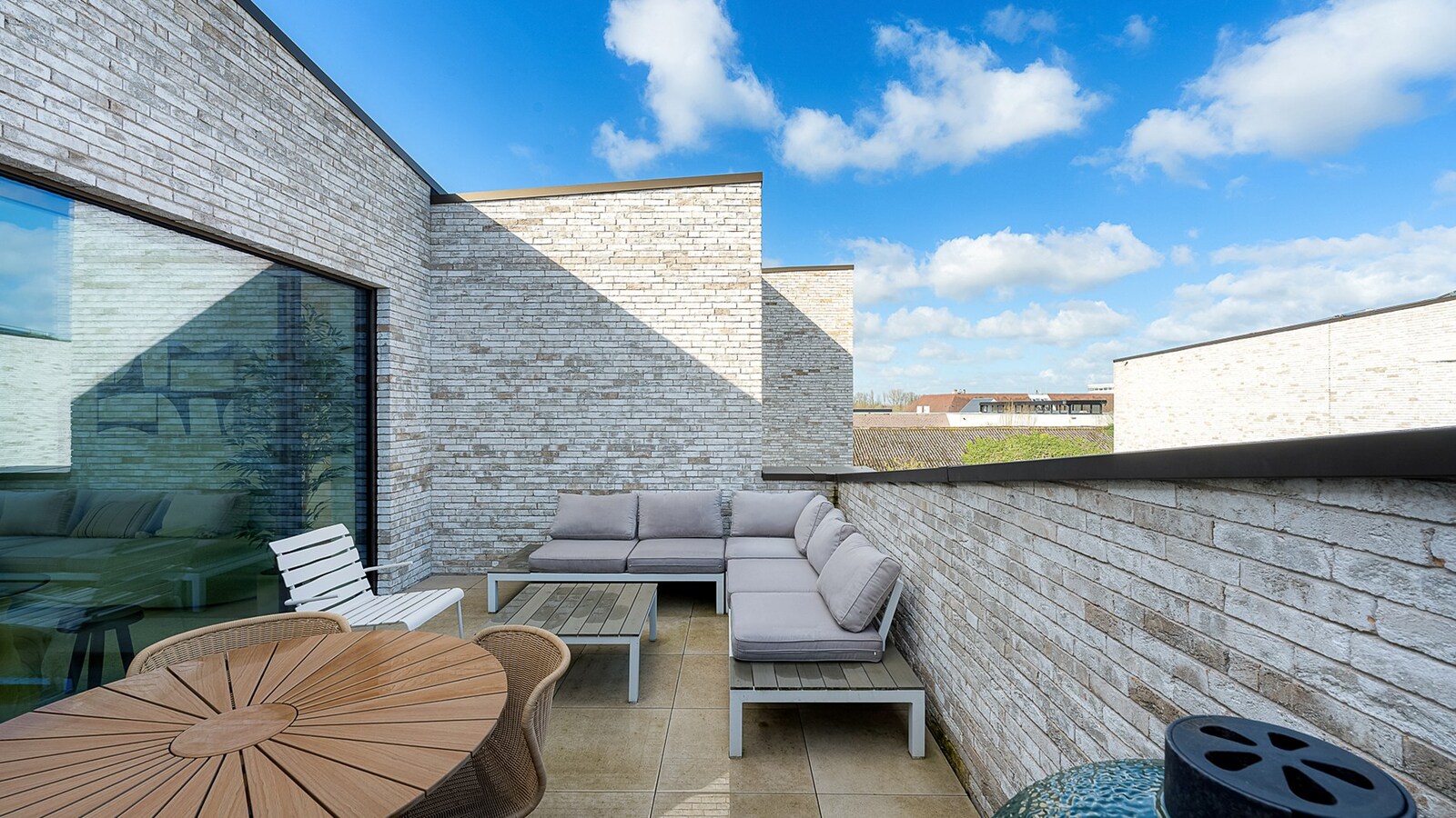 Exclusief verblijf met lift, terrassen en uitzonderlijke volumes in een groene-autovrije verkaveling te Knokke. 