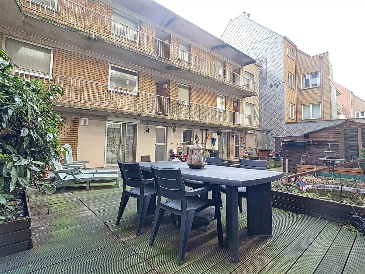 Verzorgd 2 slaapkamer appartement nabij het Heldenplein - Heist 