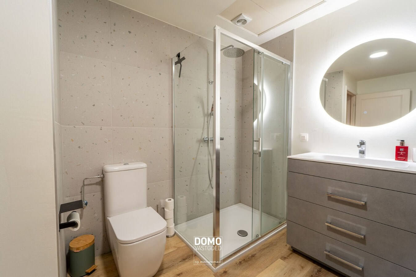 RUIME, INSTAPKLARE EN GERENOVEERDE WONING MET KANTOORGEBOUW INCLUSIEF PARKEERGELEGENHEID, TUIN EN ZWEMBAD TE MIELEN BOVEN AALST (GINGELOM) 