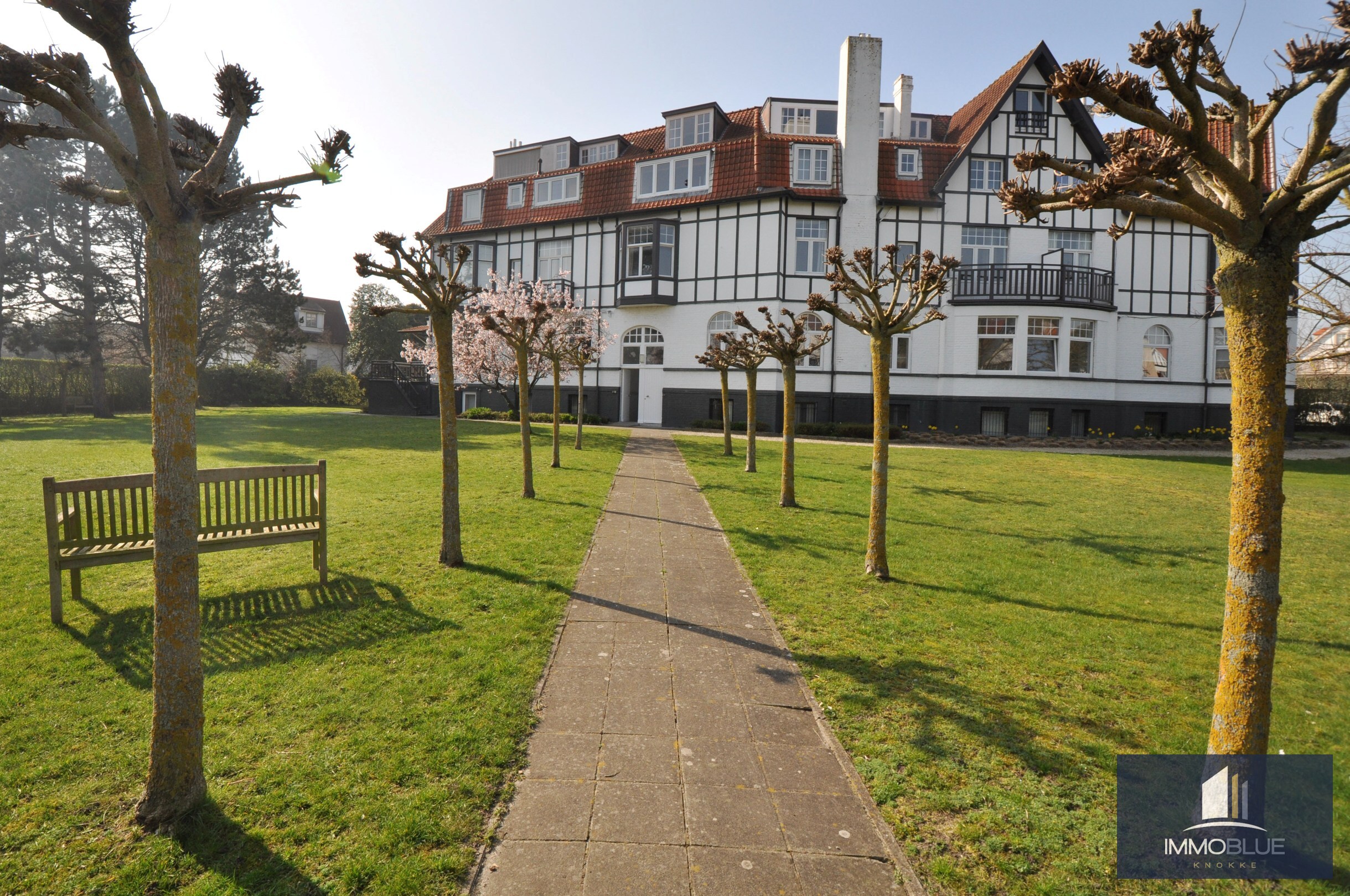 Appartement plein de charme situé dans une résidence emblématique à quelques pas de la place Albert. 