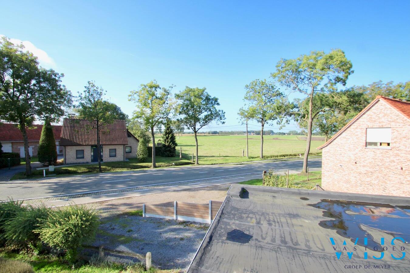 Vlot te renoveren woonhuis op een ruim perceel van 1130 vierkante meter te OOSTEEKLO ! 