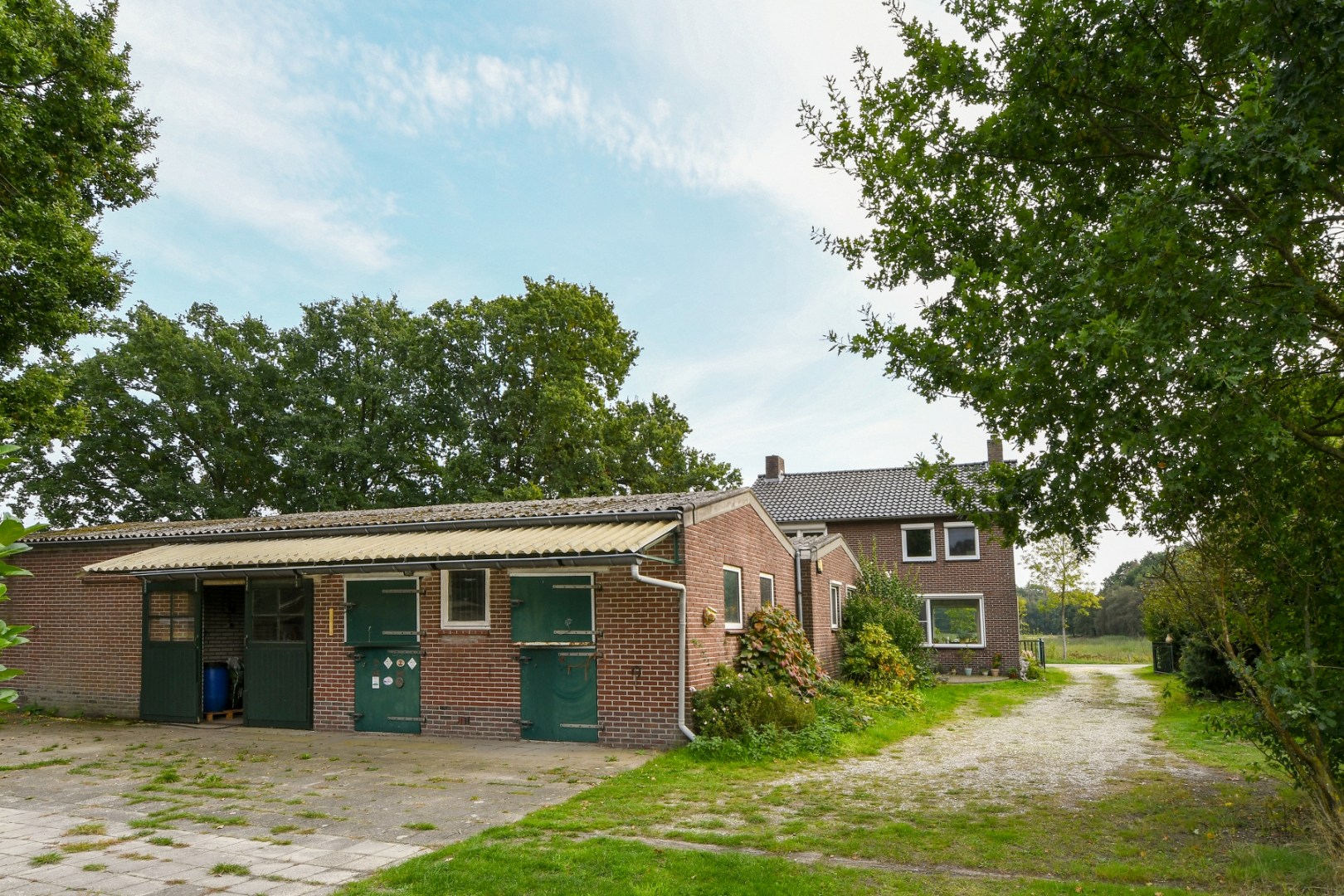 Vrijstaand woonhuis met inpandige garage, stal met 2 paardenboxen, vrijstaande inloopstal en verlichte zandpaddock met longeercirkel op een perceel van ruim 18.500 m2. Ideaal voor paardenliefhebbers. 