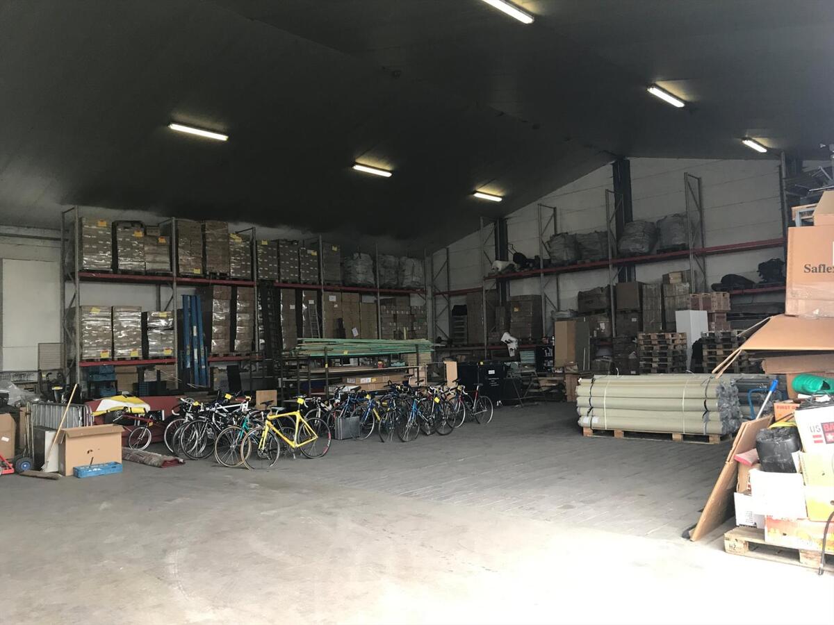 ruime loods van 400m² (20x20) met ruime parking 