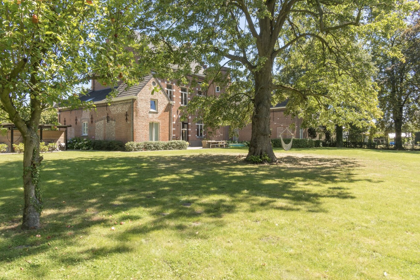 Gelijkvloers 3-slaapkamer villa-appartement met parktuin. 