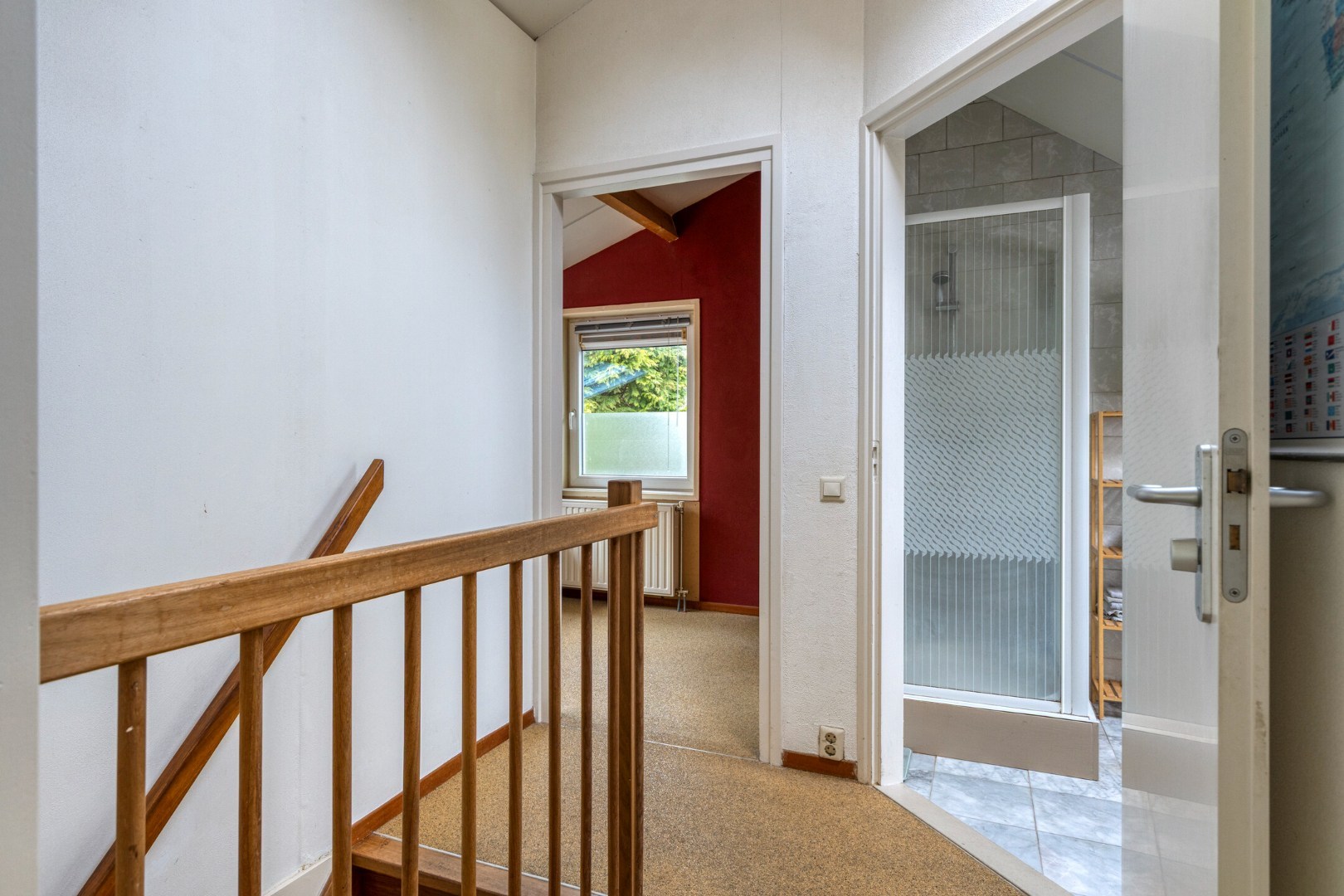 T.A. Makelaardij biedt aan: Populierenlaan 2 te Kamperland. Op loopafstand (ca. 200m.) van het Veerse Meer staat deze rustig gelegen vrijstaande woning op een royaal perceel (860m2) aan een doodlopend 