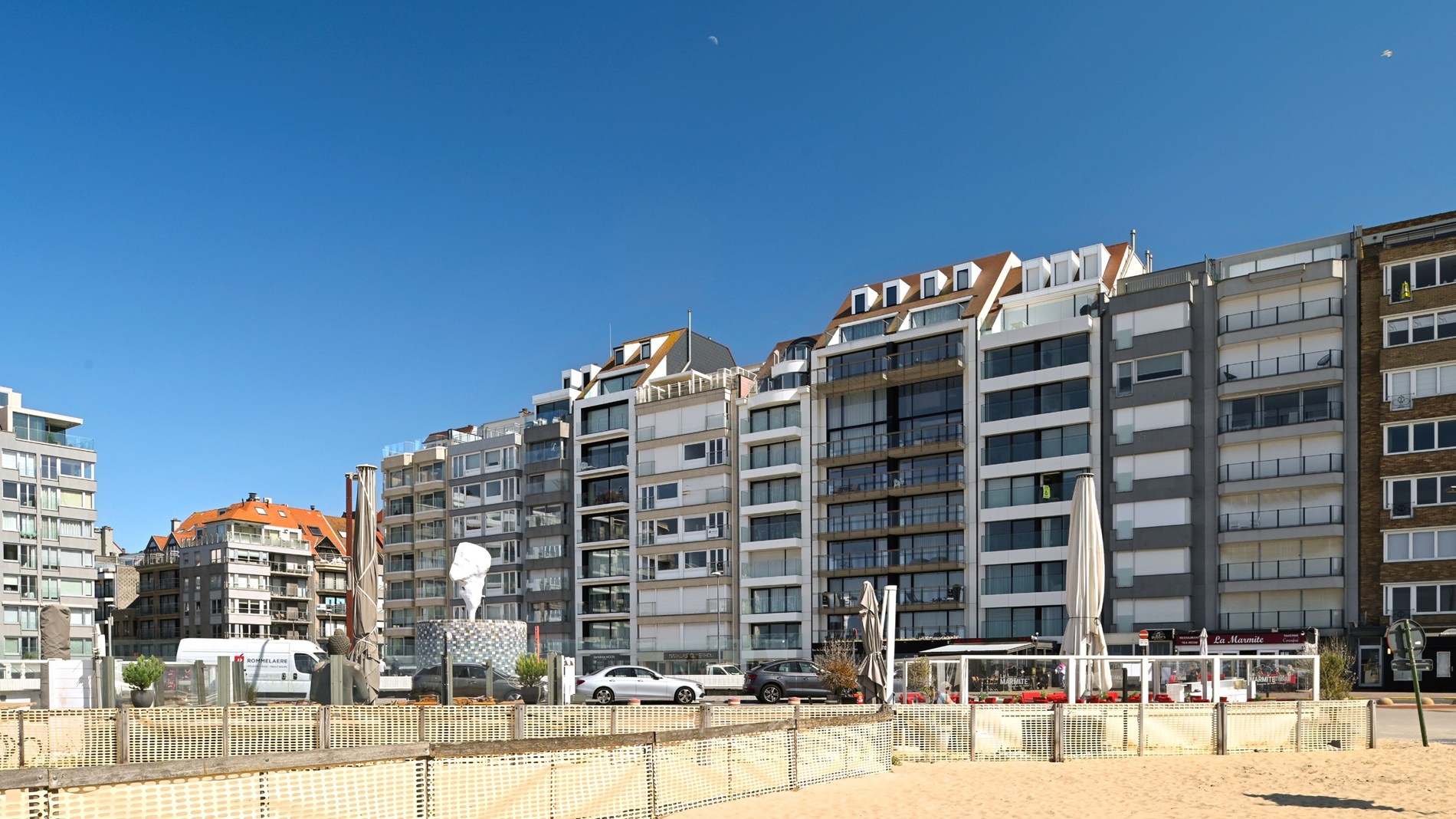 Exclusief ruim plateau-appartement met frontaal zeezicht aan het Rubensplein – met optie tot inpandige parking 