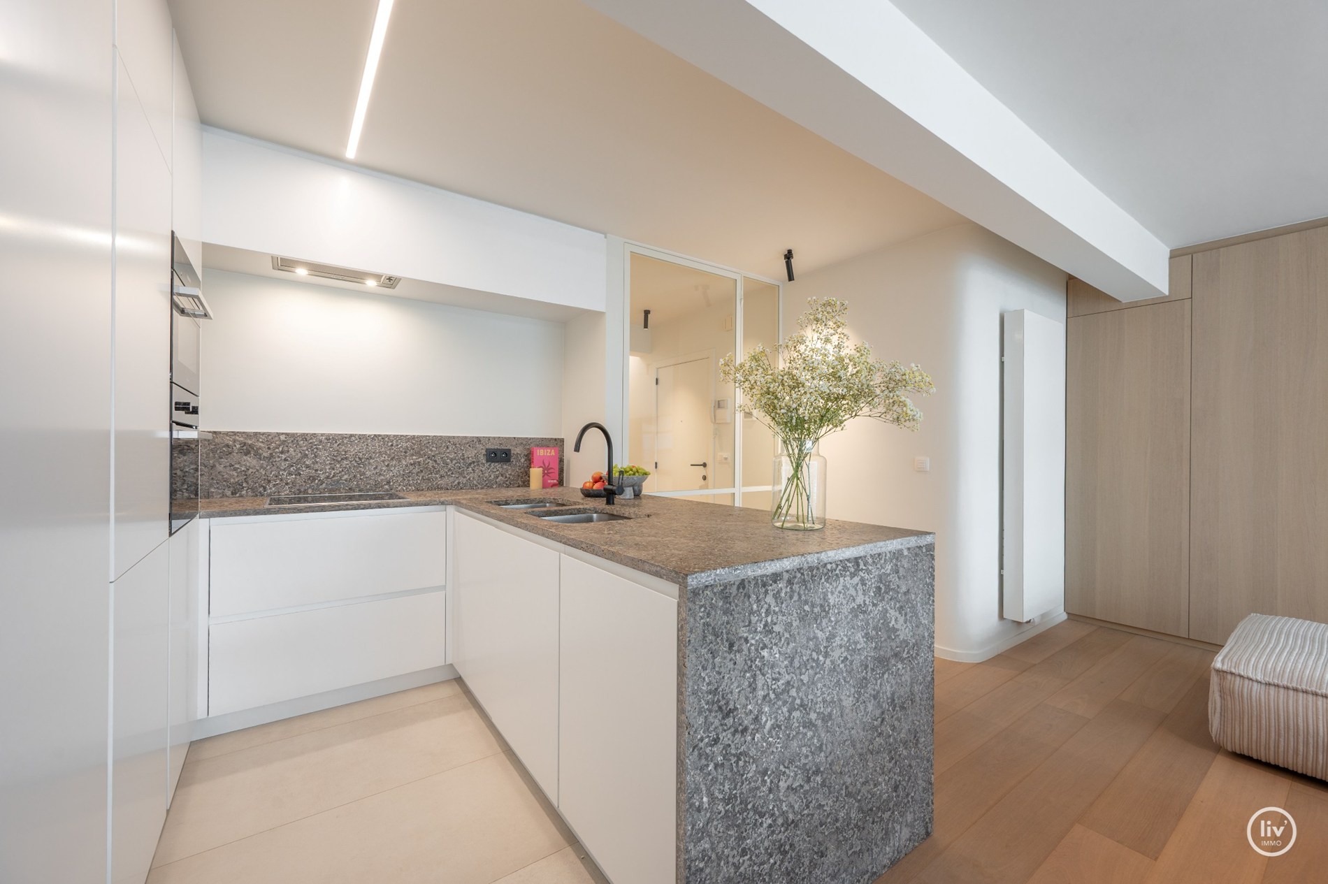 Prachtig ruim 2 slaapkamerappartement met mooie gevelbreedte en groot zonneterras op een topligging vlakbij de Dumortierlaan te Knokke. Garage mogelijk in het gebouw. 