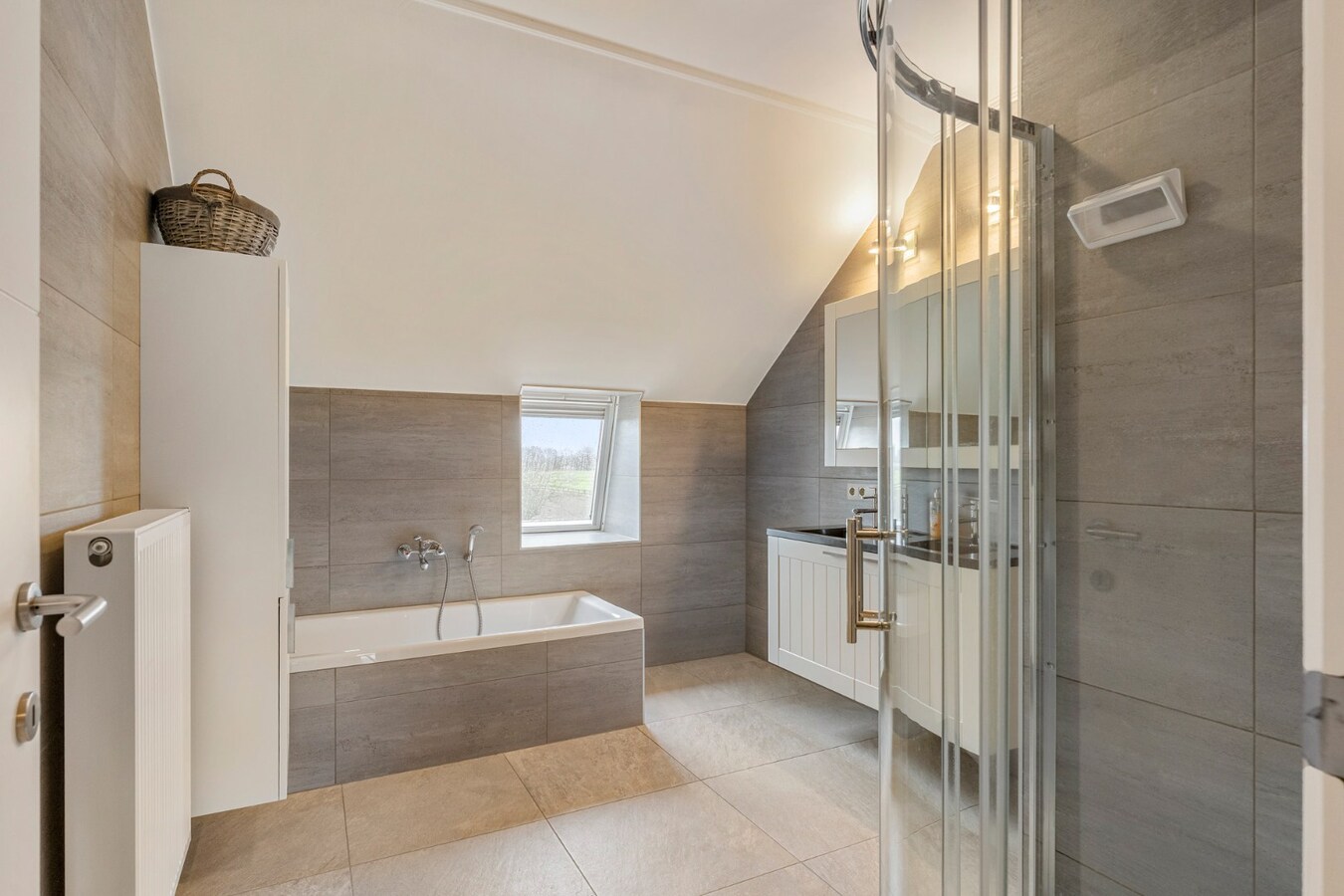 Vrijstaande, zeer verzorgde woning met aangrenzende, uitgeruste stalling/loods op een perceel van 72a14ca 