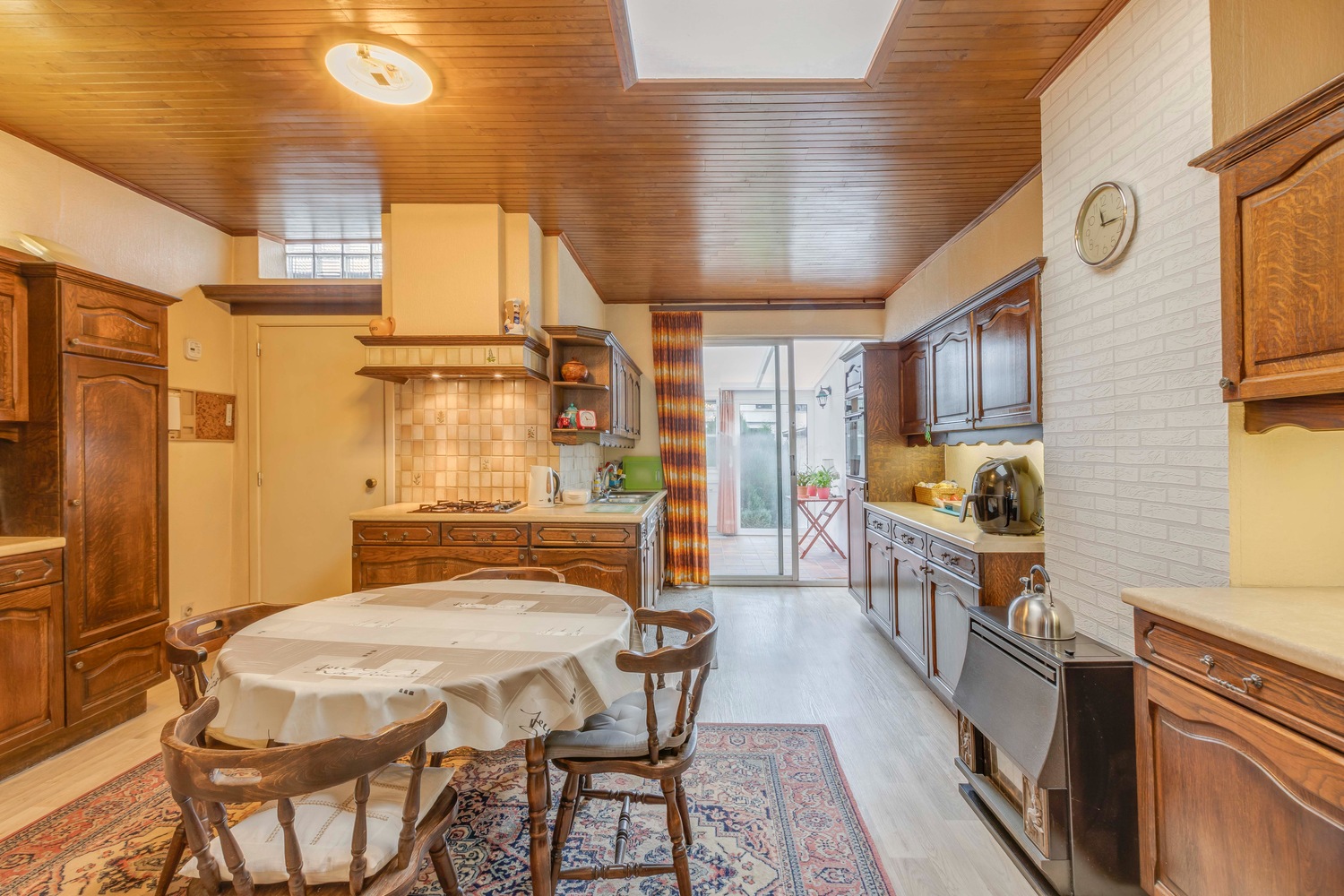 Op te knappen woning met prachtige tuin! 