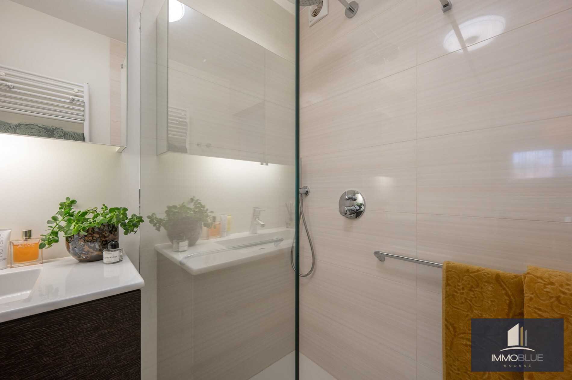 Stijlvol en volledig gerenoveerd appartement op wandelafstand van zee en het commerciële centrum. 