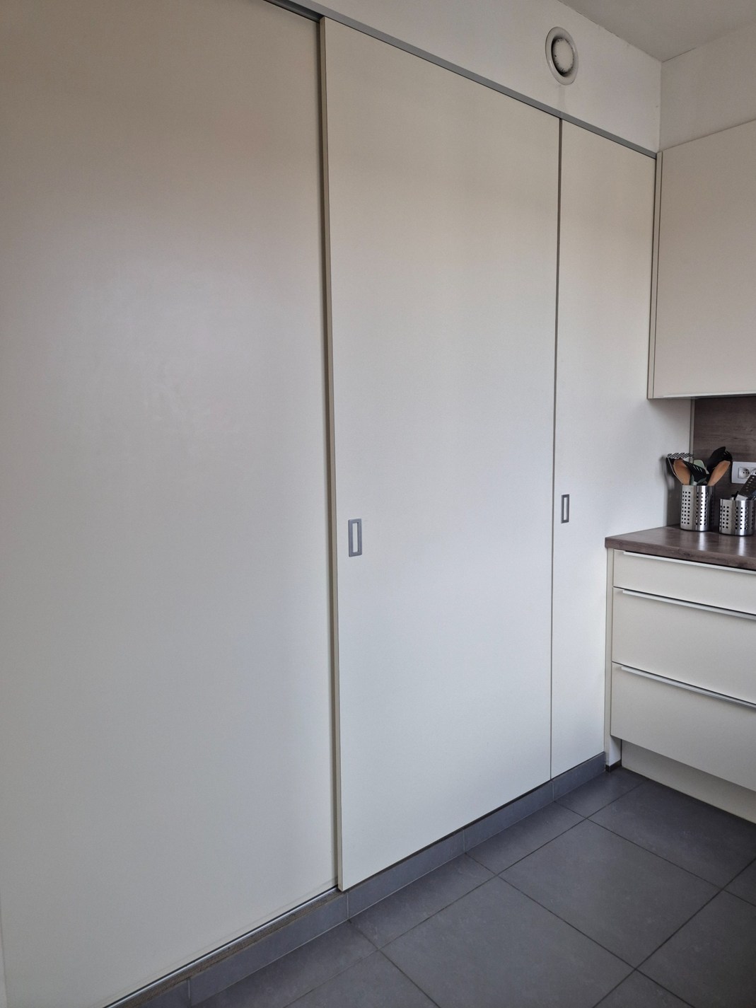 Appartement op eerste verdieping met groot terras. 