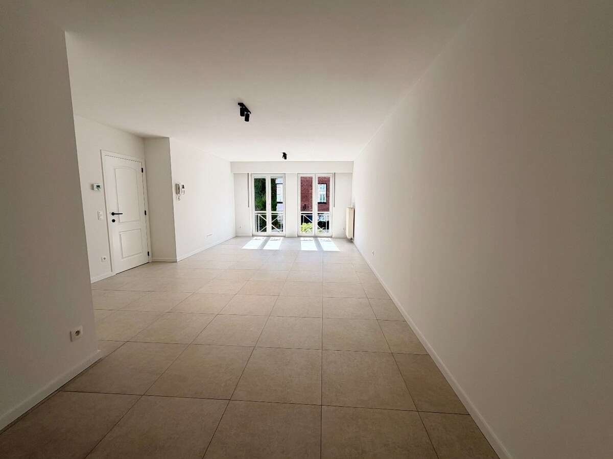 Volledig gerenoveerd en instapklaar appartement van 100 m² met grootte leefruimte en terras — centrum Bonheiden 