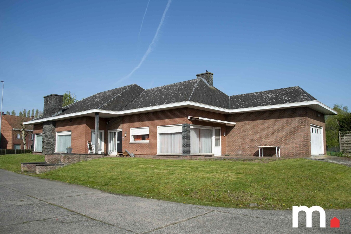 Unieke Gelijkvloerse Villa te Roeselare op 1620m² met 242m² bewoonbare oppervlakte! 