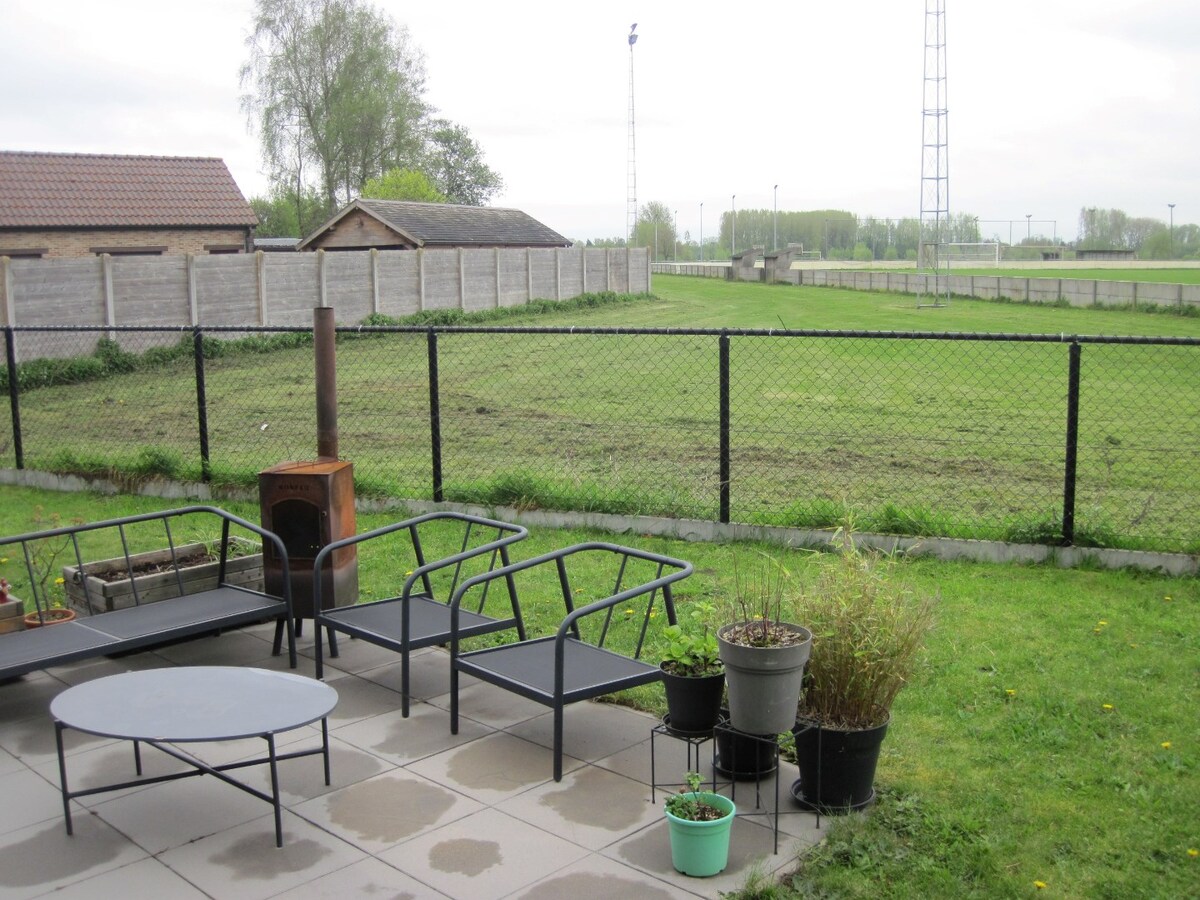 Eigentijdse Half Open Bebouwing met tuin en terras. 