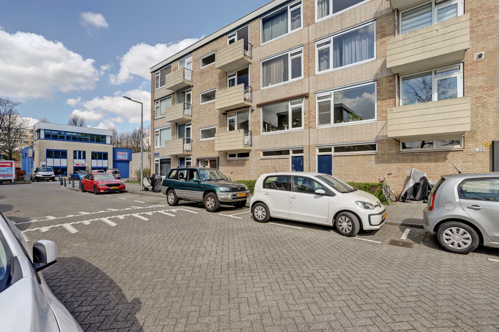 Instapklaar 3-kamer appartement op de 1e verdieping met keurige keuken en badkamer, 2 balkons, berging in de onderbouw en is gelegen op eigen grond. 