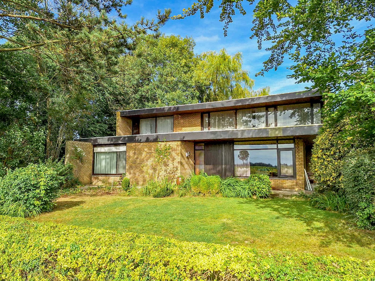 Te renoveren villa met bijgebouwen op landelijke ligging 