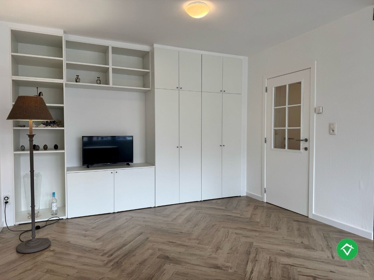 Gerenoveerd 2-slaapkamerappartement met tuin in Klemskerke, De Haan 