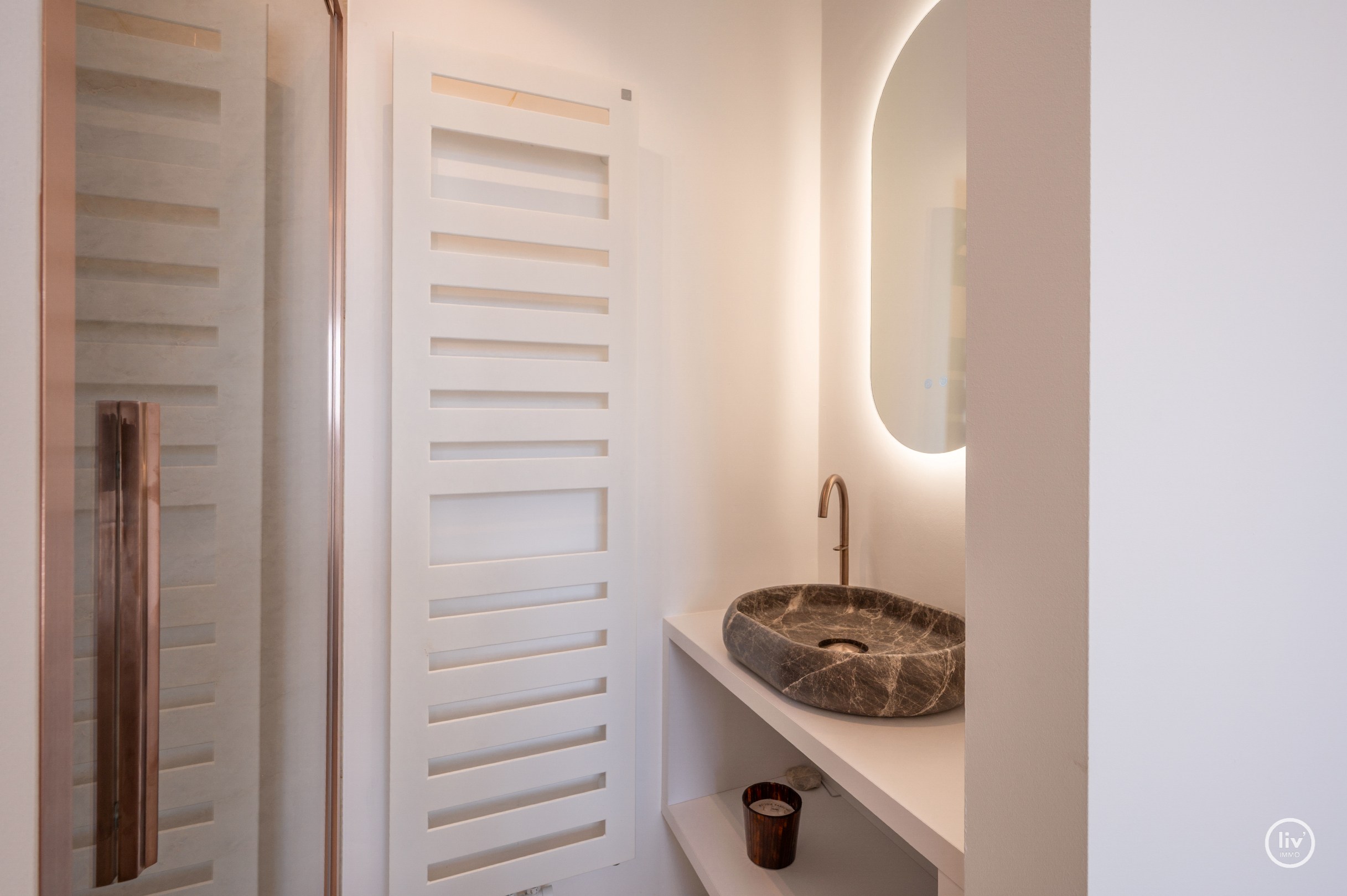 Prachtig gerenoveerd appartement op de zevende verdieping, op een absolute topligging aan de Zeedijk tussen het Lichttorenplein en het Albertplein. Dankzij de hoge ligging geniet het appartement van e 