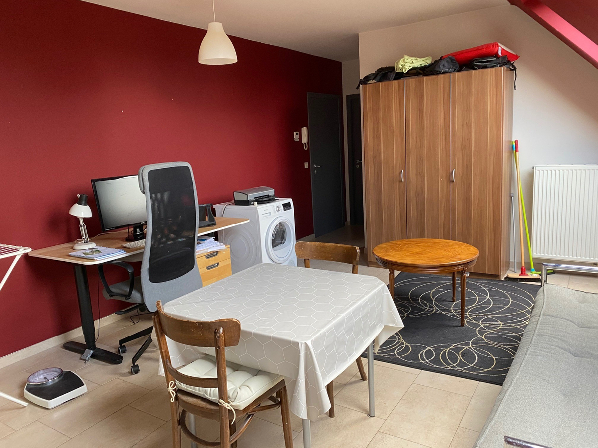 Eigentijds appartement met  autostaanplaats. Geen vaste kosten. 