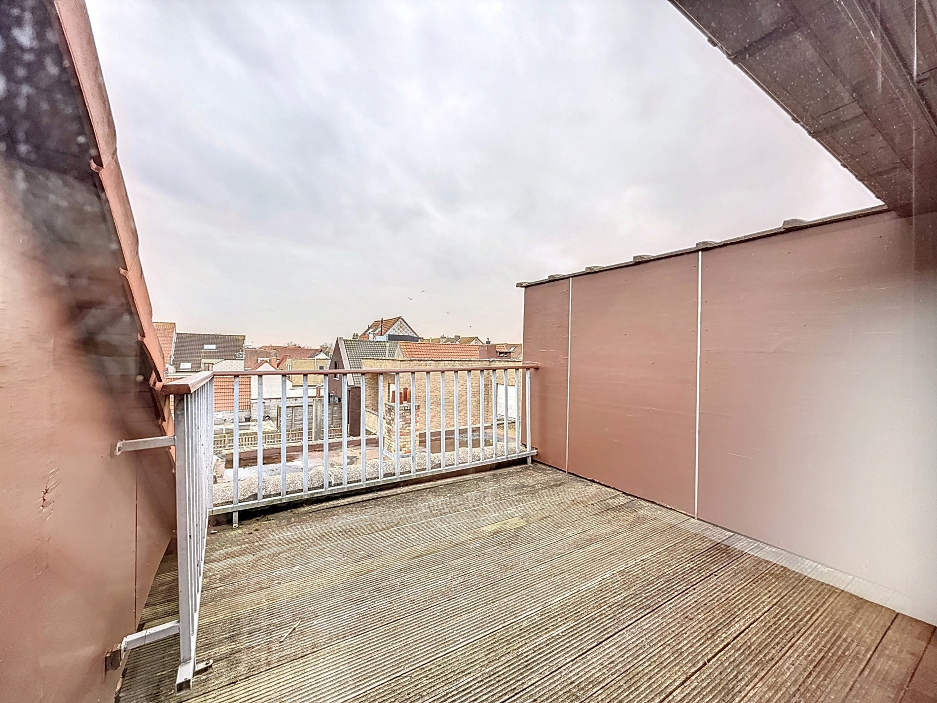 Central gelegen rijwoning in oud-Knokke, op een  centrale locatie, nabij de supermarkten, school, sportcomplex en enkele meters van de Lippenslaan en het openbaar vervoer. 