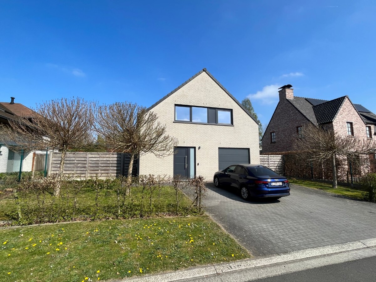 Ruime villa in residentiële wijk te Dikkelvenne 