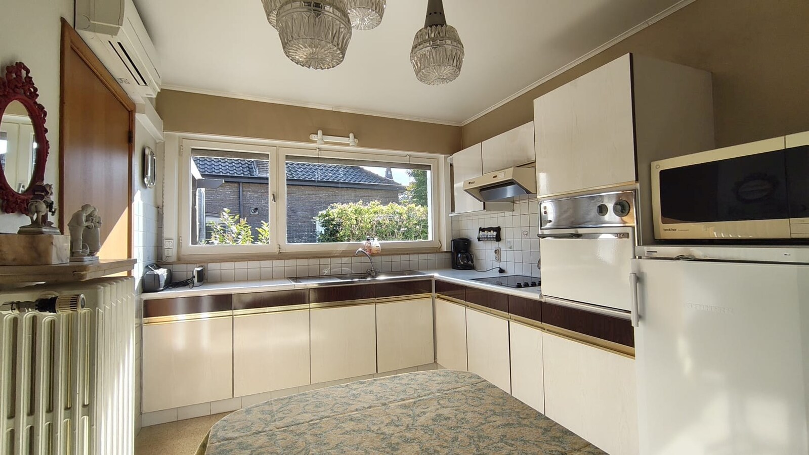 Ruime bungalow met 3 slaapkamers, tuin, terras en garage in hartje Aalter op toplocatie 