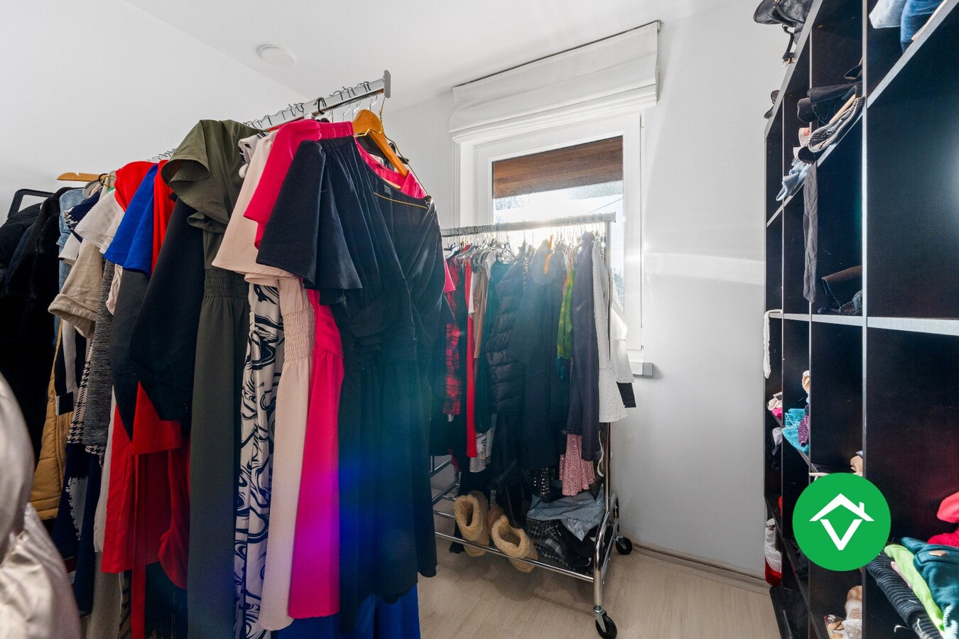 Instapklare nieuwbouwwoning met 5 slaapkamers en zonneterrassen op topligging in Eernegem 