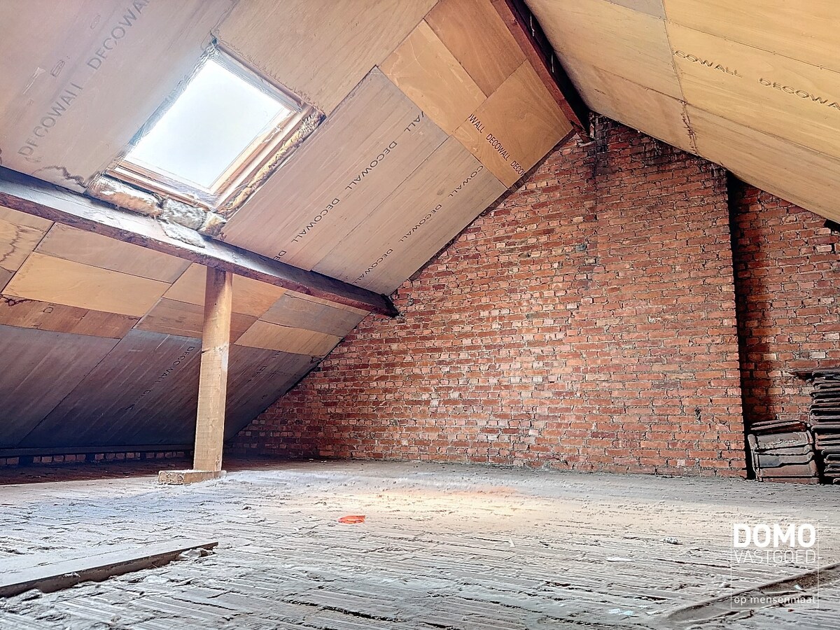 Op te frissen rijwoning met stadstuin gelegen te Hasselt. 