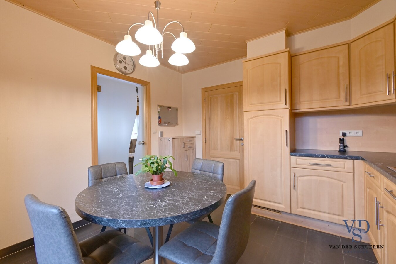 Degelijke bungalowwoning met garage 