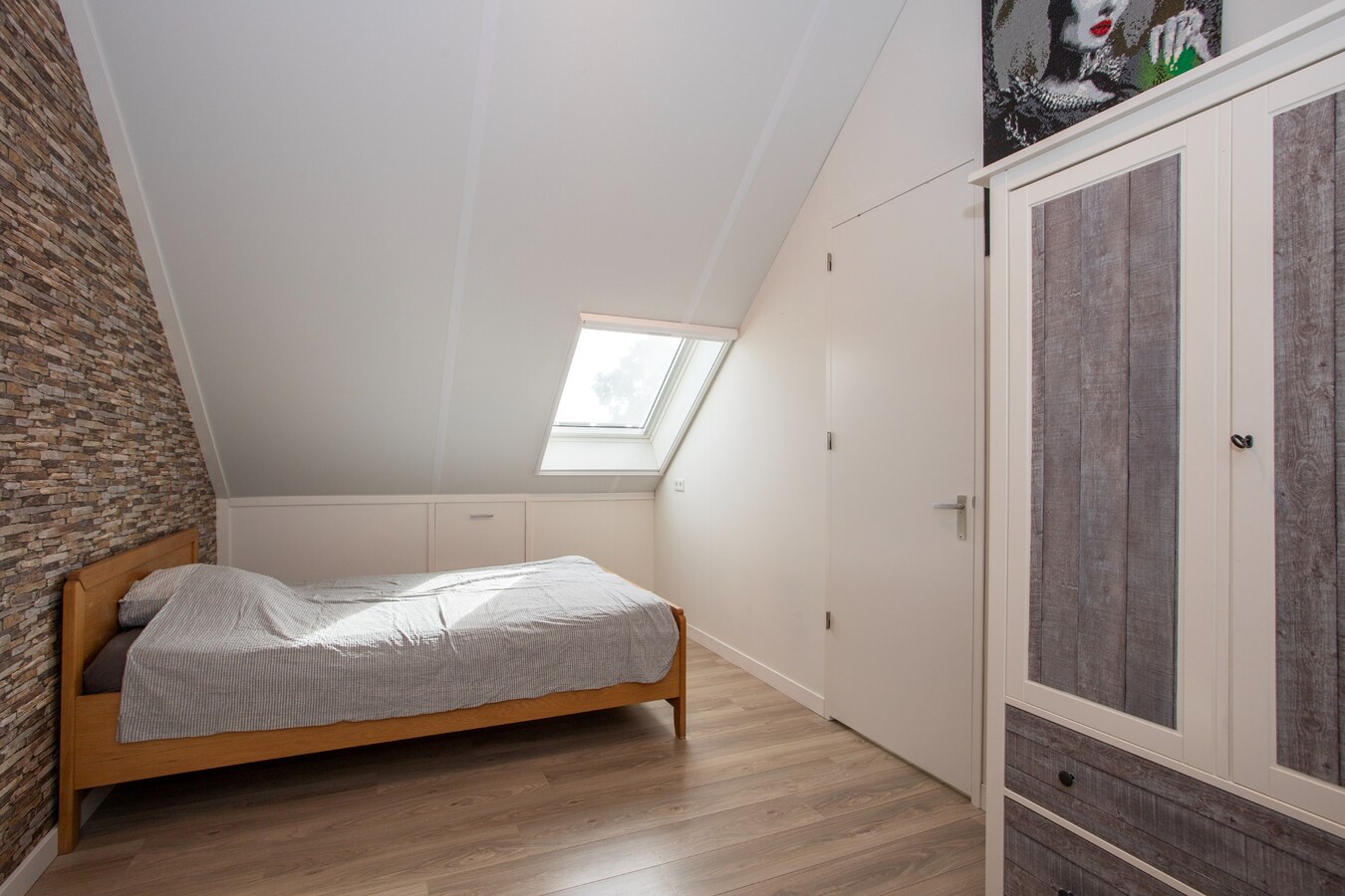 Nagenoeg nieuwe, netjes afgewerkte tussenwoning op 112 m² met berging, overkapping en een vrije achterom. 