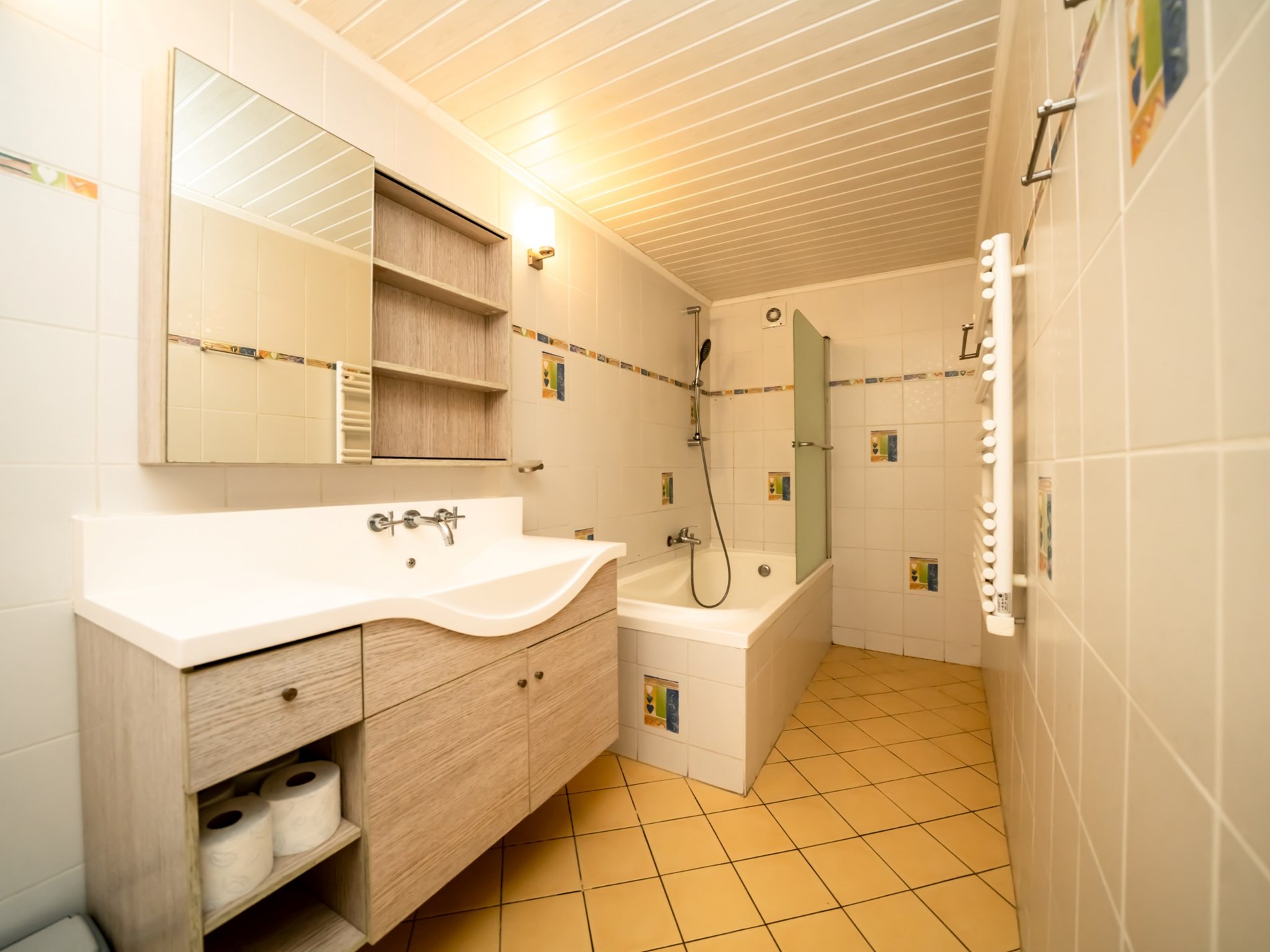 Gerenoveerde 3-gevelwoning met 3 kamers, garage en tuin 