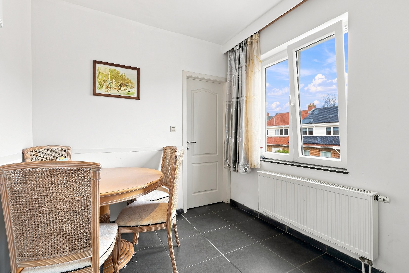 Ruime hoekwoning met 3 woonunits in het centrum van De Panne. 