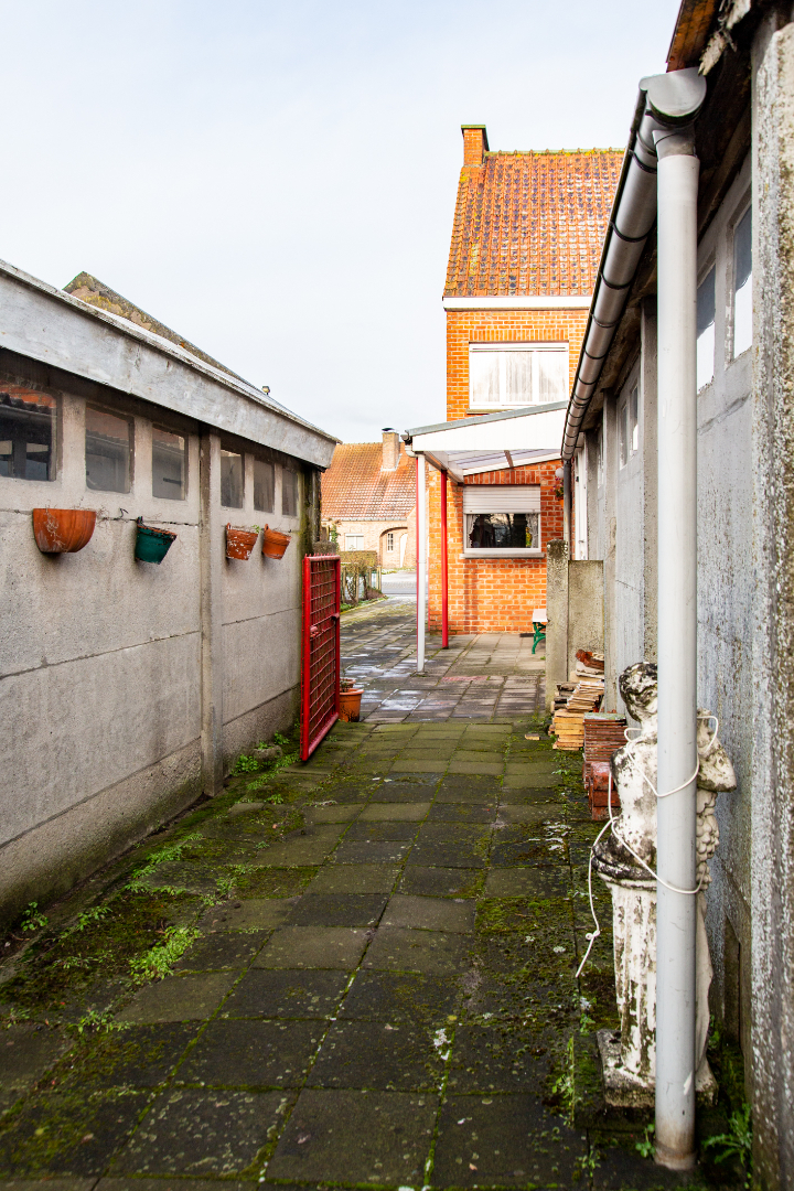 Op te frissen HoB met 3 slpks, rustig gelegen te Adegem 