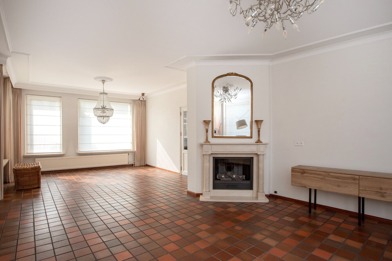 Vrijstaande woning, type landhuis met garage, carport, zwembad en 731 m2 grond. 