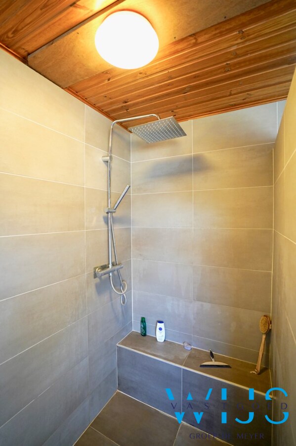 INSTAPKLAAR woonhuis op 523m² in woonwijk te Boekhoute ! 