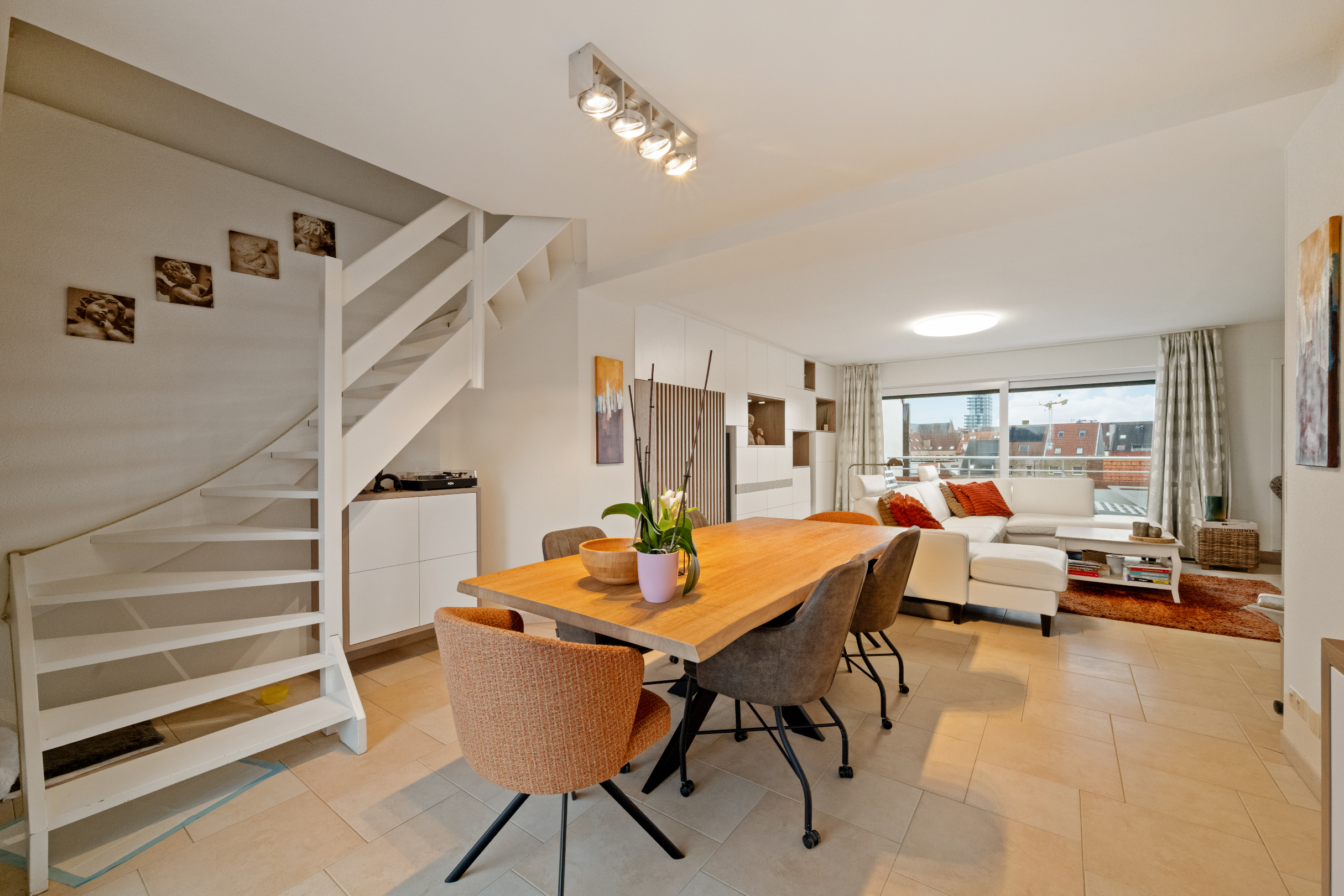 Voici la traduction en français :Grand appartement en duplex avec 2 chambres, 2 salles de bains et terrasses ensoleillées, près de la digue de Heist (possibilité d'offre d'un garage intégré). 