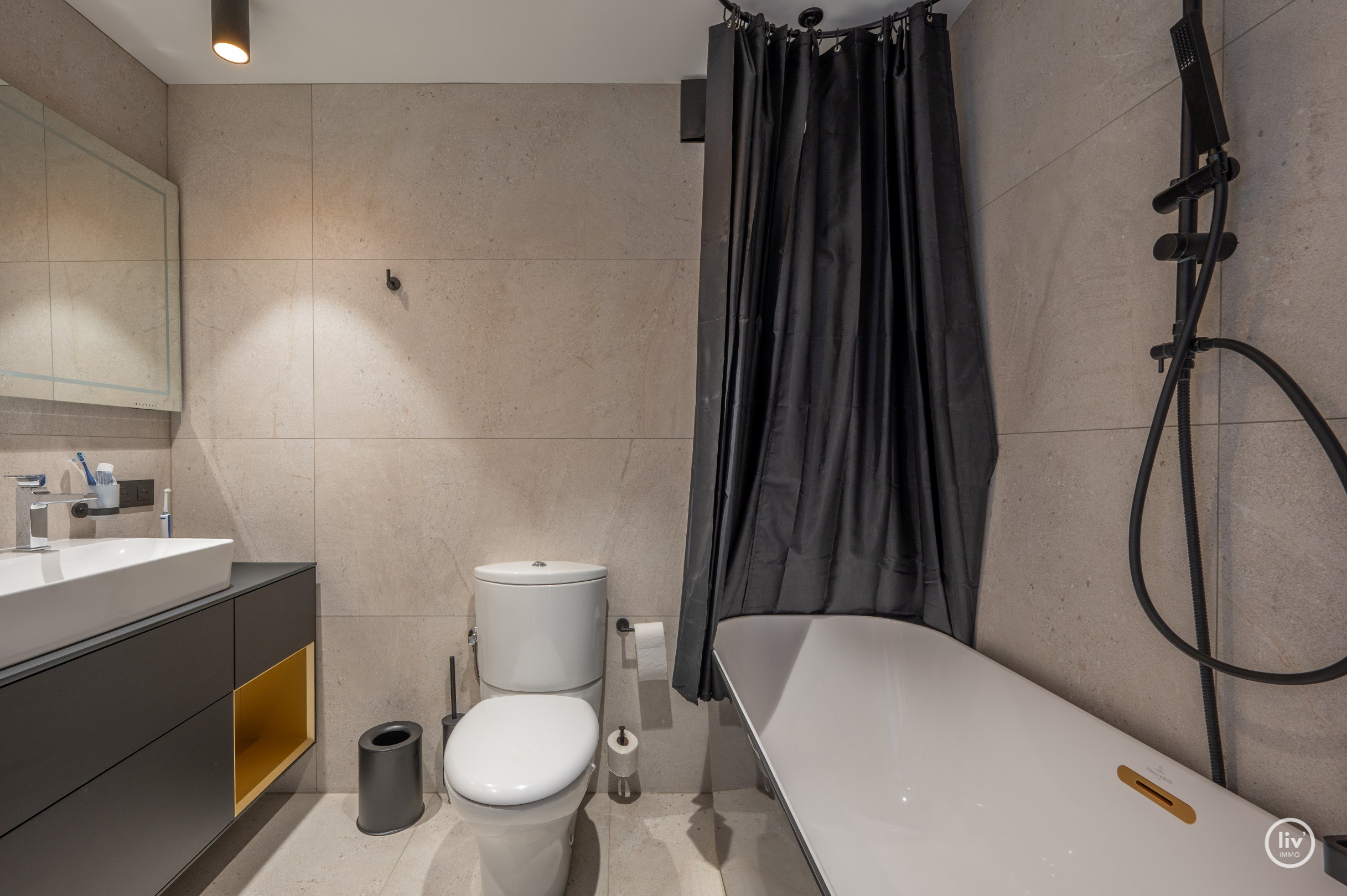 Uniek HOEK duplexappartement/penthouse met panoramisch uitzicht over de Dumortierlaan te Knokke. 