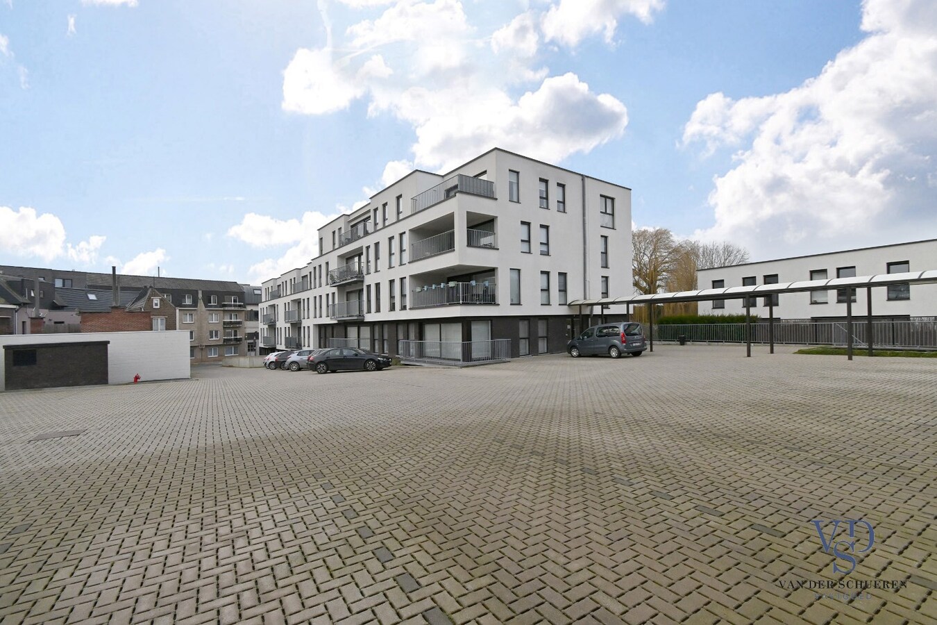 Ruime (!!) en recente assistentie-flat incl. overdekte staanplaats. 