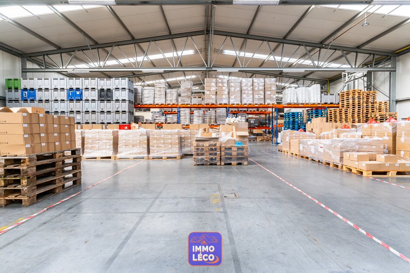 Bâtiment industriel de +/- 2000m² avec bureaux et parking, dans le zoning industriel ! 