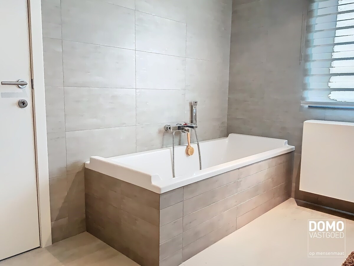 MODERNE OPEN BEBOUWING MET TUIN, INPANDIGE GARAGE EN 2 SLAAPKAMERS TE STOKROOIE 