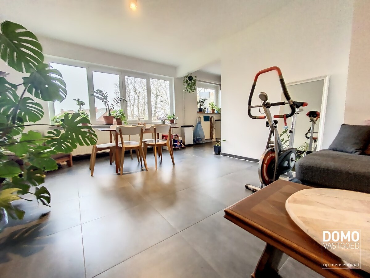 RUIM APPARTEMENT MET 4 SLAAPKAMERS EN GARAGEBOX TE RUNKST 