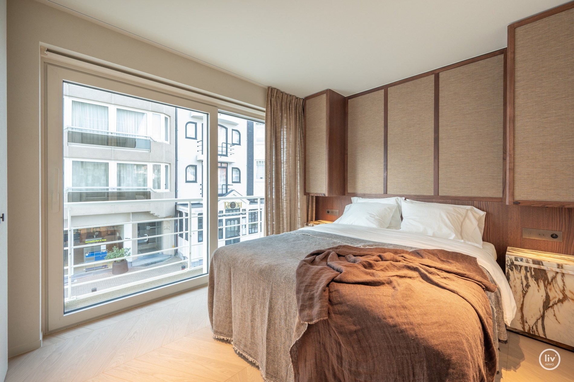 Volledig en subliem gerenoveerd zuid-west georiënteerd hoekappartement in een prestigieuze villaresidentie in het hart van het Zoute. 