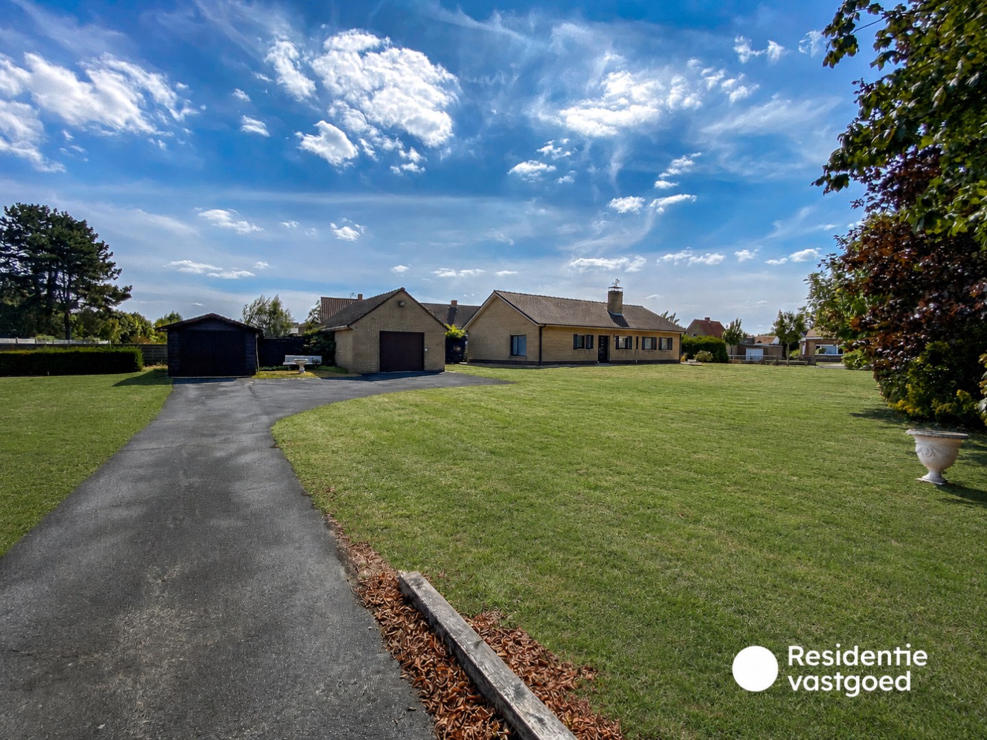 Statige gelijkvloerse villa op een terrein van 2342 m² te Oostduinkerke (Koksijde). 