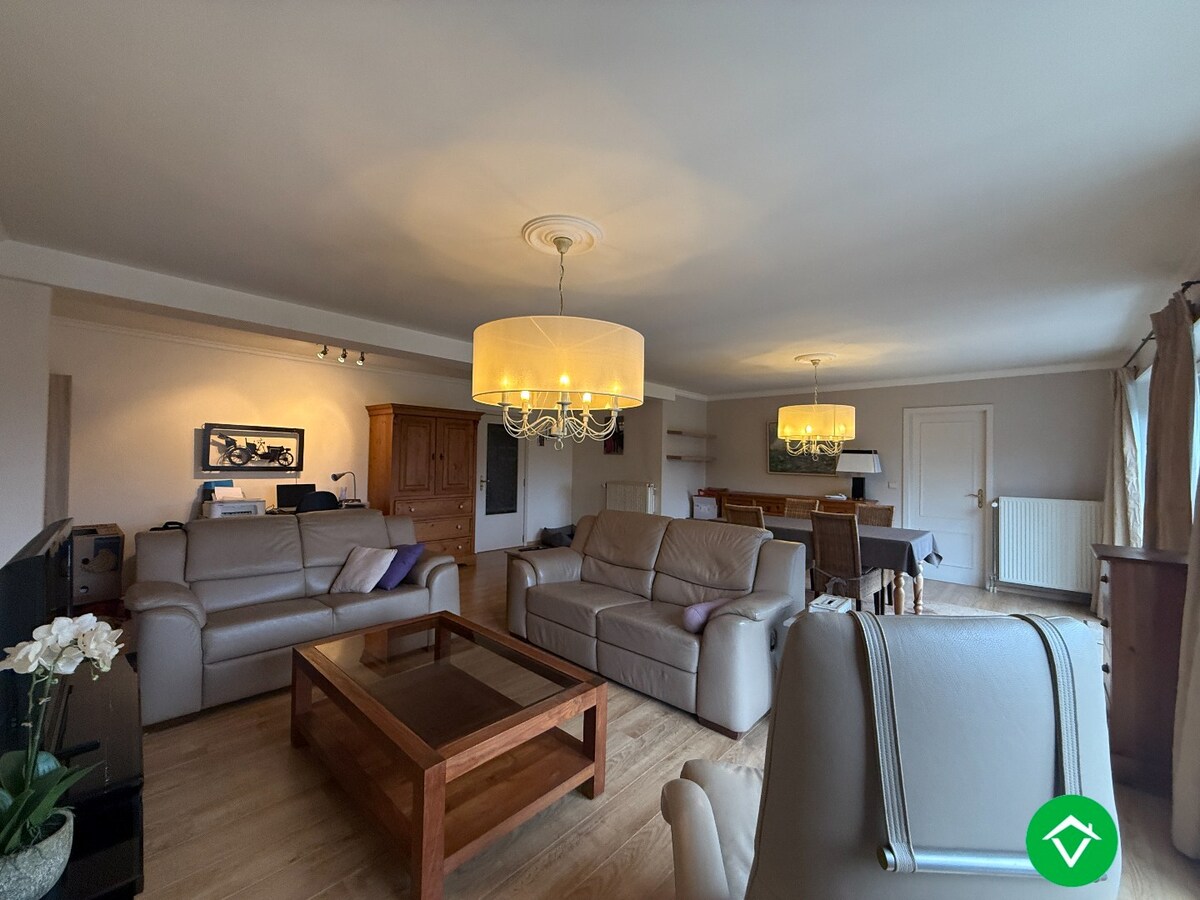 Ruim 2-slaapkamersappartement met garage in centrum Roeselare 